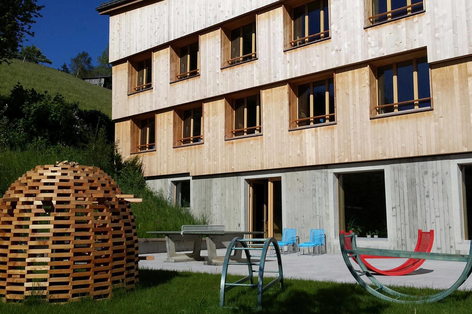 Saanen Gstaad Youth Hostel Exterior foto